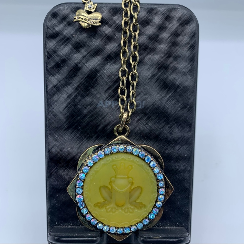 Princess Vera Wang Born 2 Rule Princess Frog Pendant necklace 
PreOwned Yellow